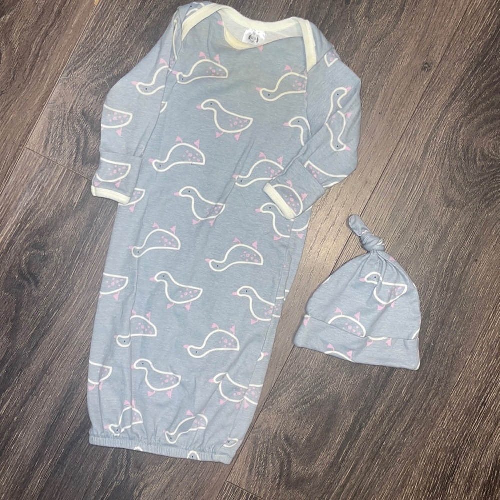 Gerber baby sleep gown and hat 0/6 months
